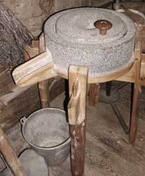 Die kleinen Mahlsteine zum Mahlen des Kornes können mit Armkraft gedreht werden.