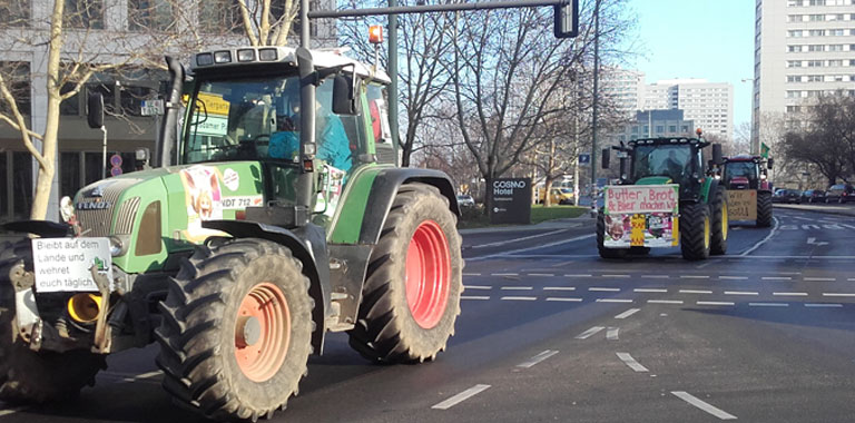 Was macht Musik revolutionär? Der Sound von 171 Traktoren auf der Straße