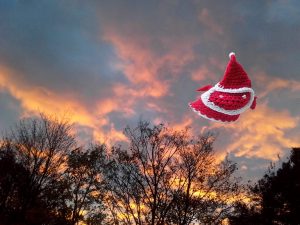 Mit sportlichem Gruß zum Weihnachtsfest, © Karla Brandler, Häkelkunst unbekannter Herkunft