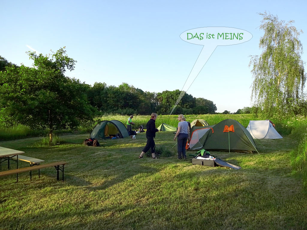 Pfingsten 2017, private, provisorisch errichtete Zeltplatzwiese in Weitendorf. © W.Pagel