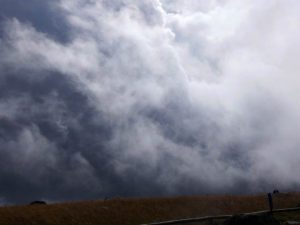 Brocken im rasenden Wechsel von Wolken und Sonne