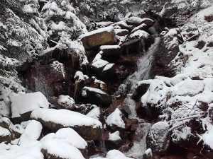 Seitlich vom Felsen ein Zufluss