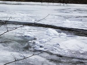 Aus dem Eis entstehender Fluss