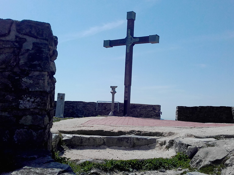 Auf der Grenze zwischen Tschechien und Deutschland: Gipfelkreuz Hochwaldbaude