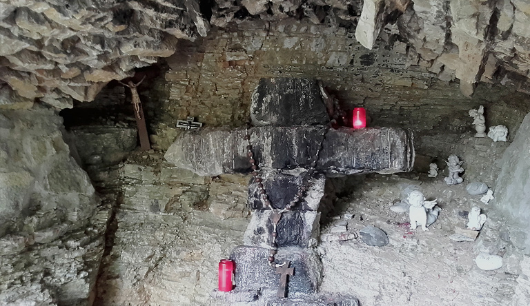 Grotte an der Gerolfkapelle bei Fladungen. Wer jetzt glaubt, ich ungläubiger Preuße hätt das mit irgendeinem Opferaltar aus Yorubaland verwechselt, der klicke bitte auf das Bild zu einer vollständigen Ansicht