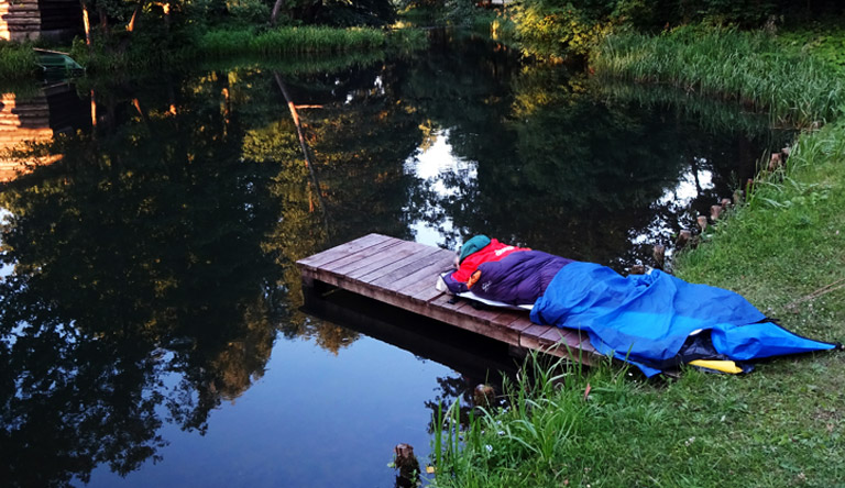 Schlafplatz Steg am Arm der Wda Richtung Jezioro Wieckie, © W. Pagel