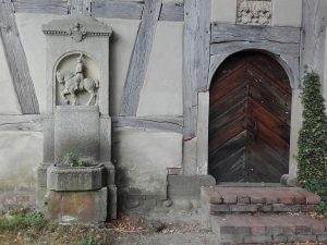 Südportal Gutskirche Klein Briesen mit Gedenk-Epitaph Hauptmann und Bataillonsführer Joachim Richard Franz von Thümen, 1. Weltkrieg