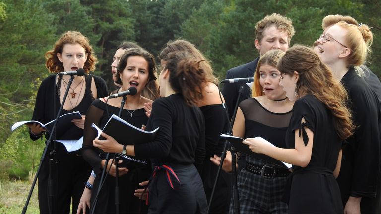 YOUNG VOICES BRANDENBURG auf dem Sielmann-Hügel in der Kyritz-Ruppiner Heide © Wolfgang Pagel