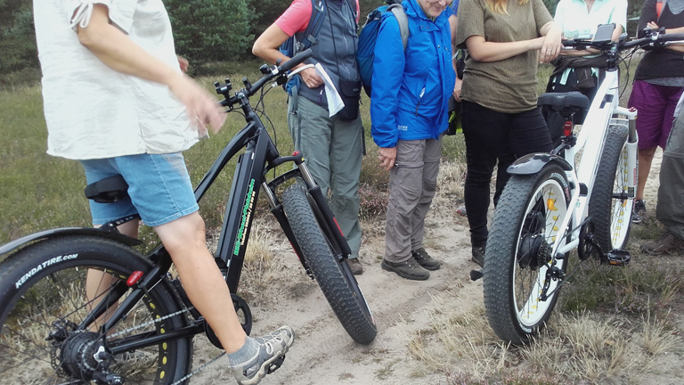 Staunend steht das Publikum: Fat-Bikes in der Kyritz-Ruppiner Heide zum Ausleihen
