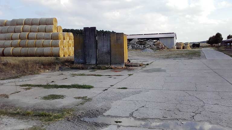 Rädigke: auch hier ein Versuch, noch vor der Einheitswippe von Berlin ein vier echte Mauerteile-Denkmal zu setzen?