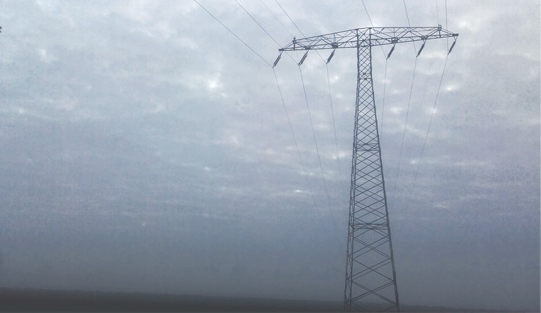 Weiße Lichtflecken im Nebelhimmel