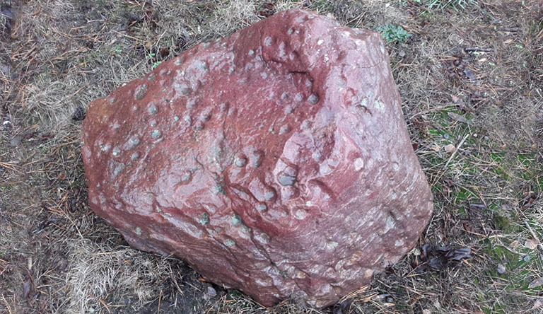 Sogar ein Näpfchenstein - eindeutig von der Natur geschaffen