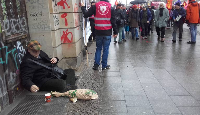 Berlin, Demo, Blumen für Rosa Luxemburg und Karl Liebknecht