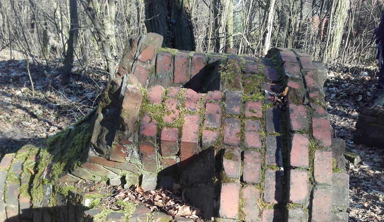 Kleistturm, Ruine 2019, Gemäuer mit der Maske des grinsenden Todes