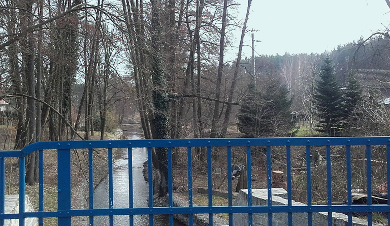 Brücke am "Wasserfall" der kanalisierten Zanze/Santoczna