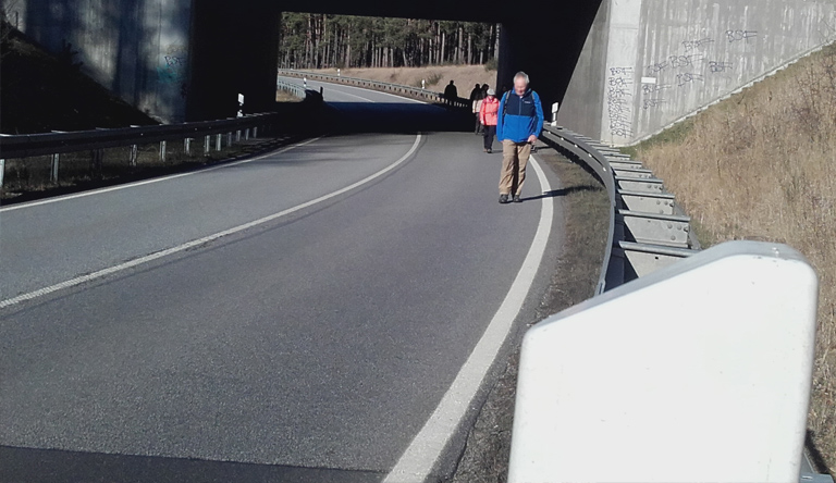 Zerschnittene Landschaft: Autobahnbrücke