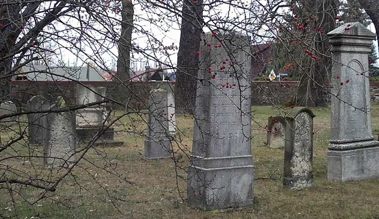 Friedhof in Schwedt. Die Stadt wurde seit 1997 geschrumpft, nun wird wieder vom Feinsten gebaut. Heile Welt. Wohl doch nicht. Der jüdische Friedhof kann lt. wikipedia besichtigt werden. Vielleicht: zugänglich ist er nicht (Stand 2019).
