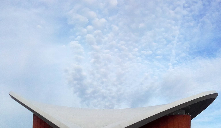 Schäfchenwolken über dem Haus der Kulturen der Welt