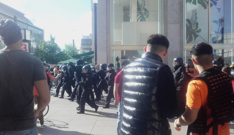 Demo gegen unverhältnismäßige Maßnahmen zu Zeiten der Coronakrise. Alexanderplatz, zur U8